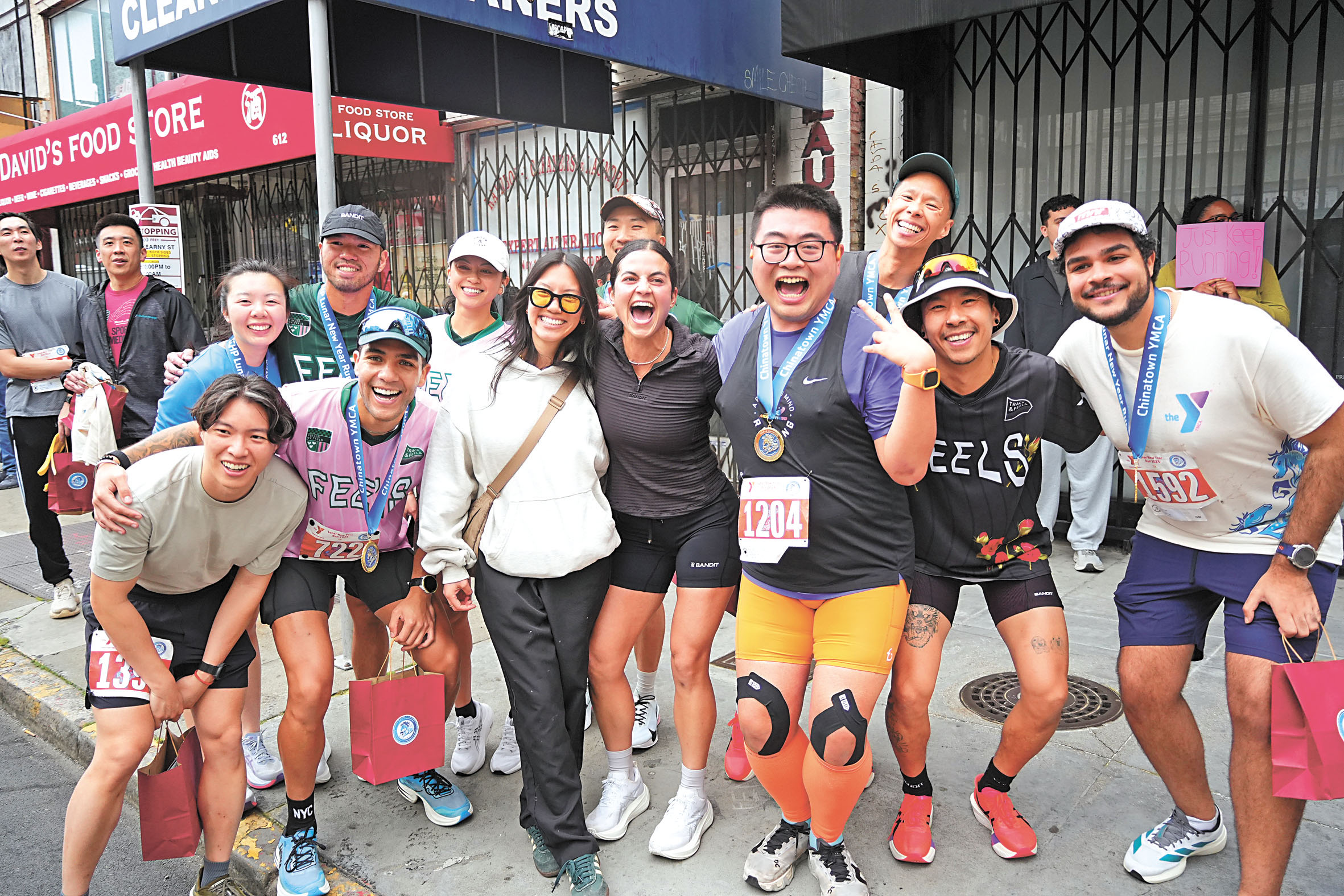 完成全程的跑者和親友打氣團開心合照。記者黃偉江攝