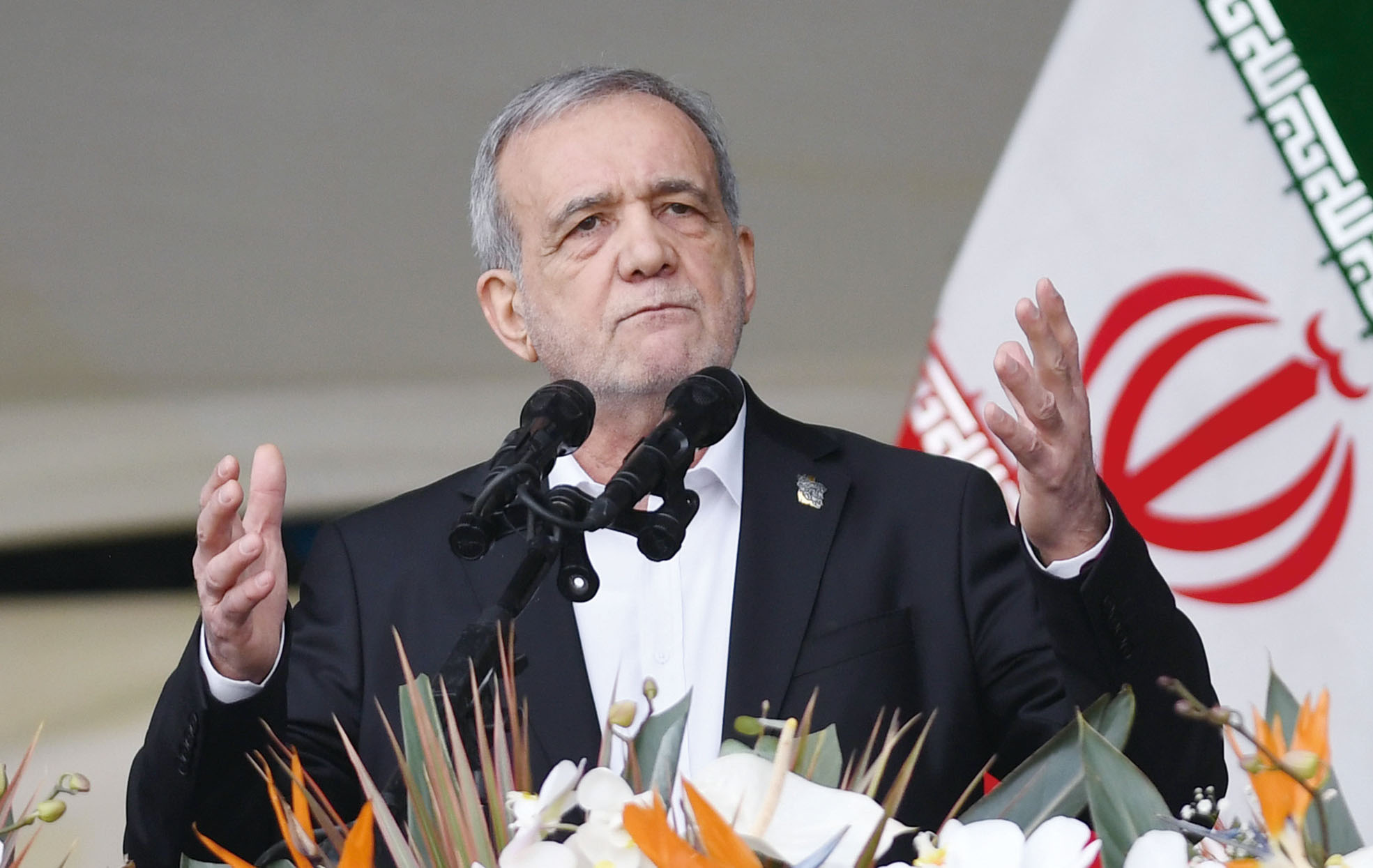 伊朗正式啟動憲法規定的臨時領導機制:由總統佩澤希齊揚、司法部長及憲法監護委員會一名法學家組成三人委員會,共同領導國家運作。新華社