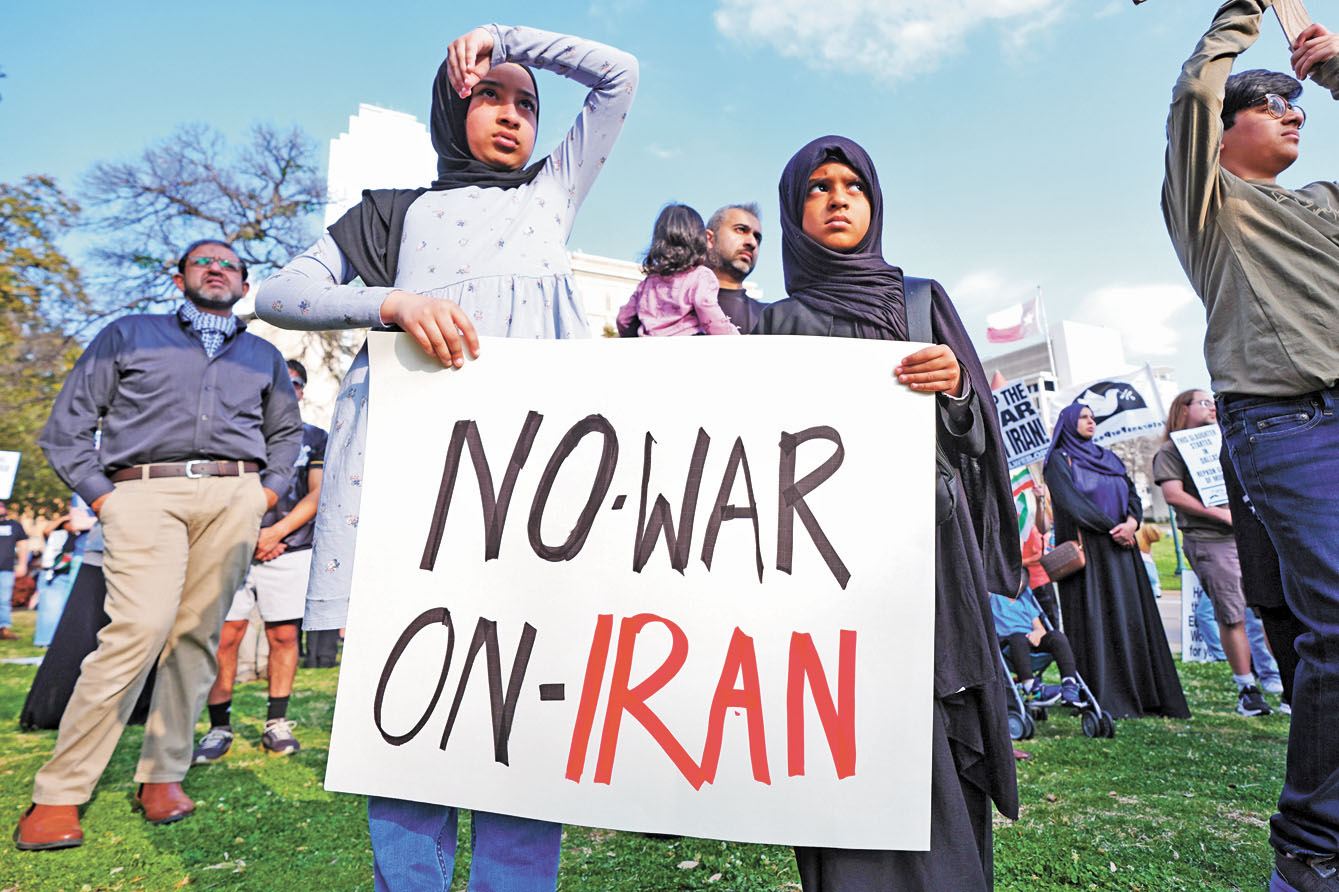 在達拉斯，民眾持反戰標語，反對美國軍事介入伊朗。美聯社