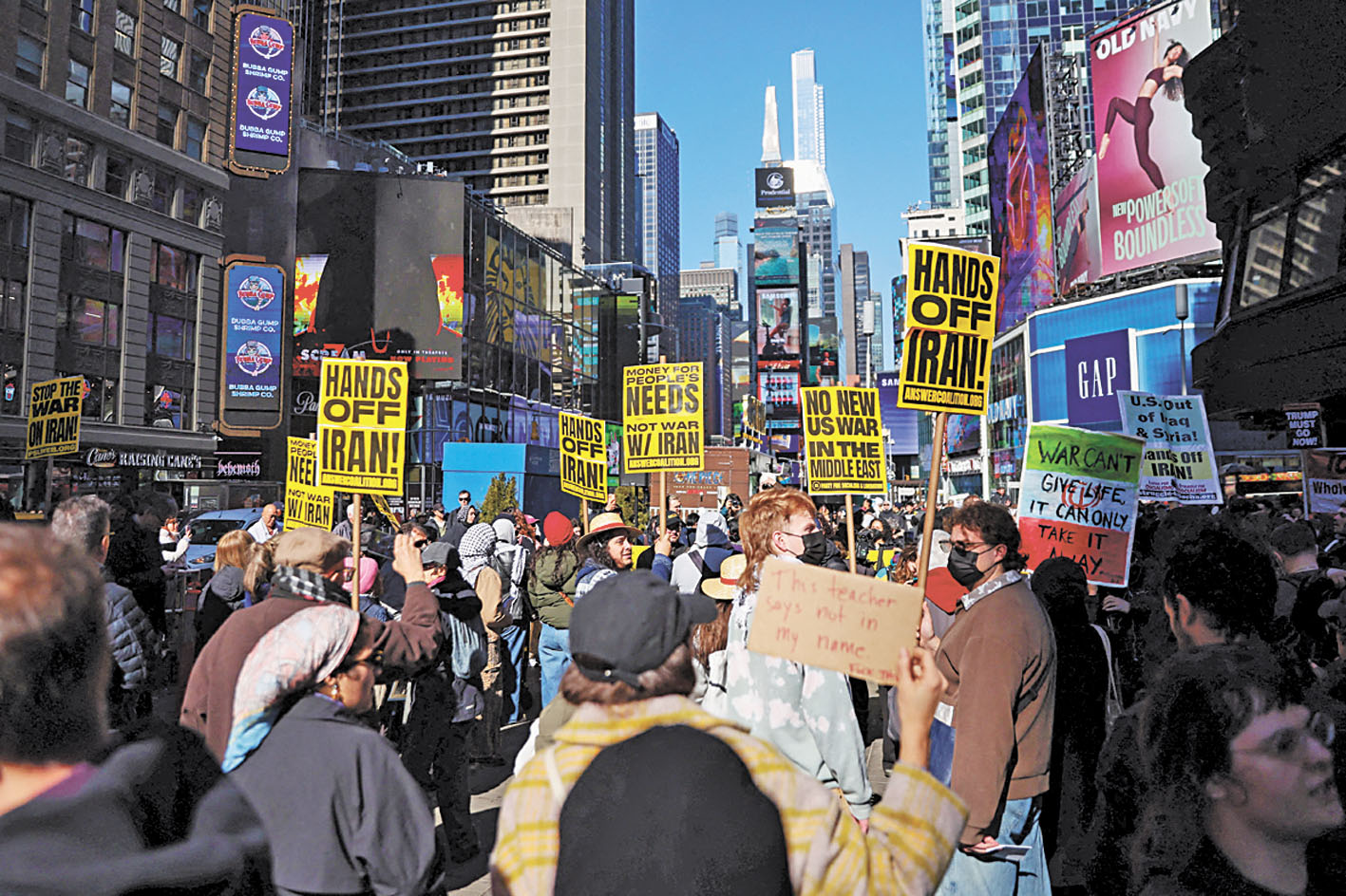 紐約時代廣場上，反戰示威人潮洶湧。美聯社