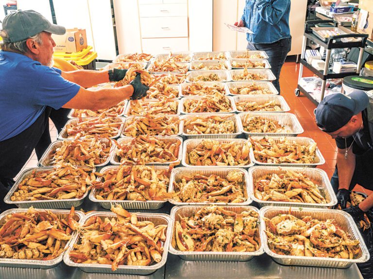 圖為三藩市聖菲利普學校2月7日舉行螃蟹資助籌款晚宴，義工們在廚房緊張籌備。紐約時報