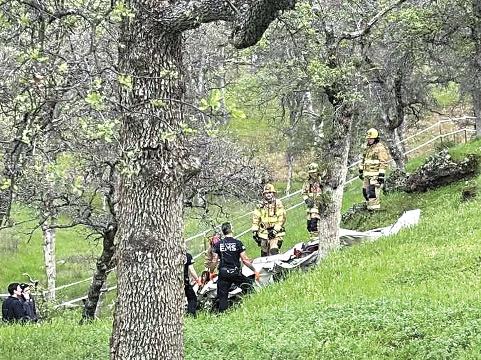 消防員在墜機意外現場調查。Cal Fire Butte Unit