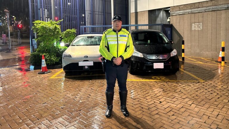 新界南警方放蛇行動 拘捕兩名白牌車司機