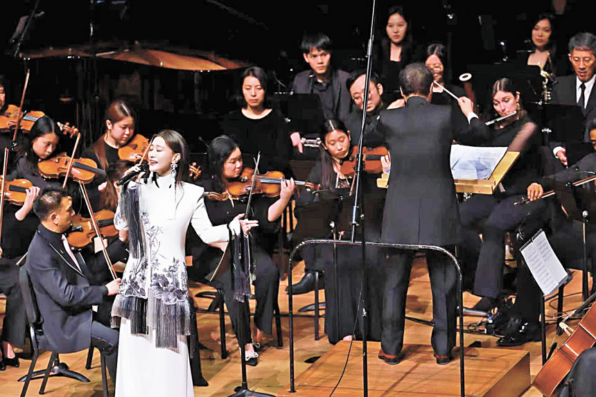 譚晶投入演唱。