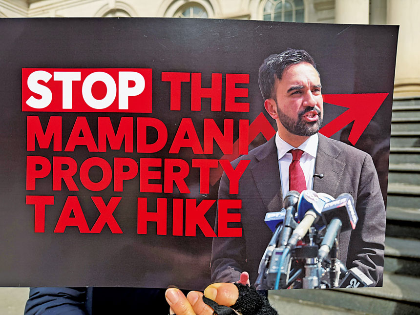 撤回9.5%房產稅加幅的海報。