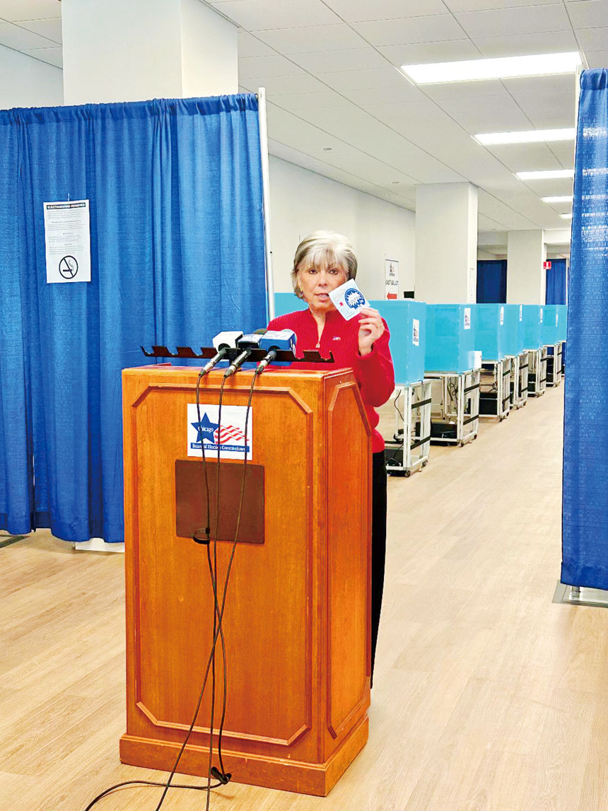 芝加哥選委會主席瑪麗雪賀蘭茲德展示，當選民完成投票之後，選委會都是送上一張：「謝謝你的投票」的卡片。 梁敏育攝