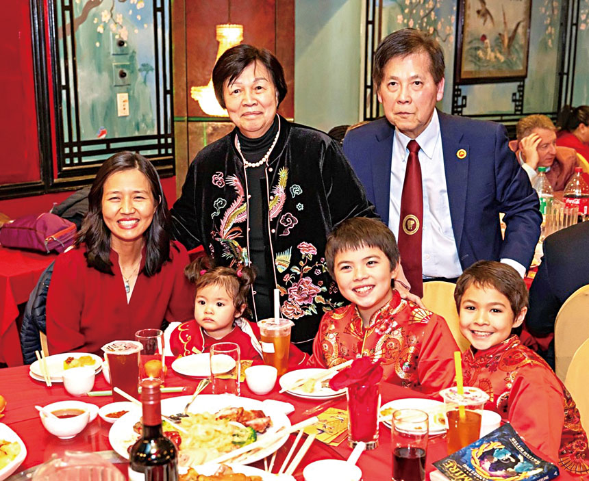 (後排右起)陳建立、黃周麗桃同吳市長及三位可愛的孩子合影。