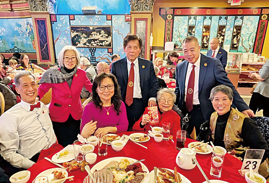 阮陳金鳳老人得到主席和元老送來的紅包非常開心。 李強攝