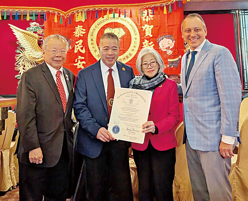 黃子安(左一)、麥家威(右一)給兩位主席頒發州議會的嘉獎狀。