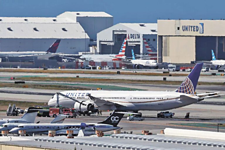 一架原定飛往新澤西州的美聯航客機2日上午在疑似引擎起火後，安全返回洛杉磯國際機場。洛杉磯時報