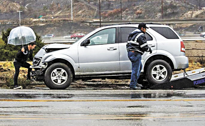 南加州發生一輛汽車撞上電線桿。洛杉磯時報