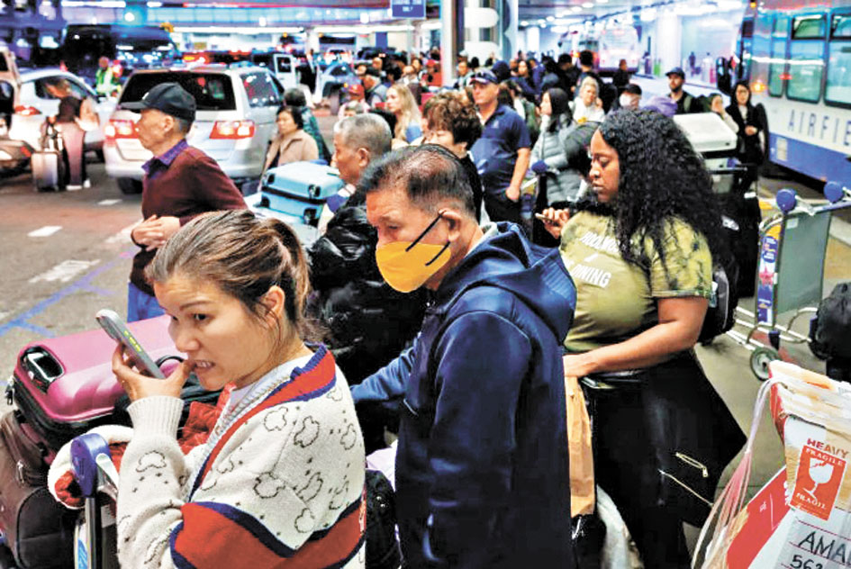 洛杉磯國際機場等候的旅客。洛杉磯時報