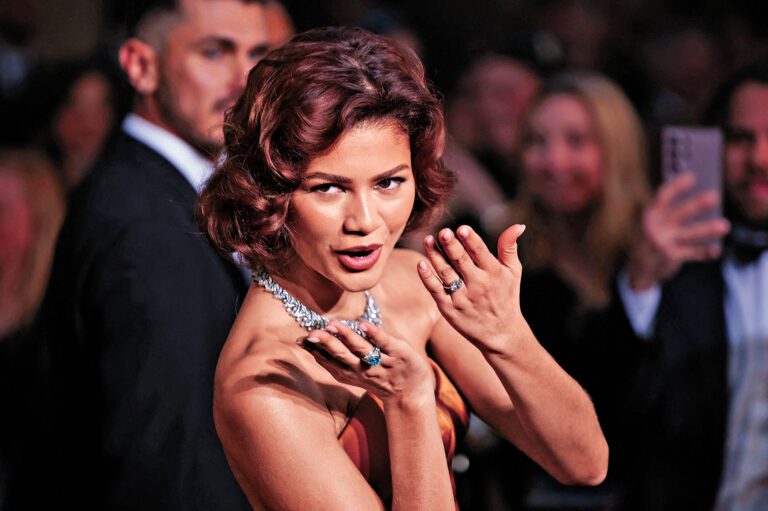 ■Zendaya去年出席金球獎時，戴上的訂婚鑽戒，被指上月已換成金色婚戒。 資料圖片