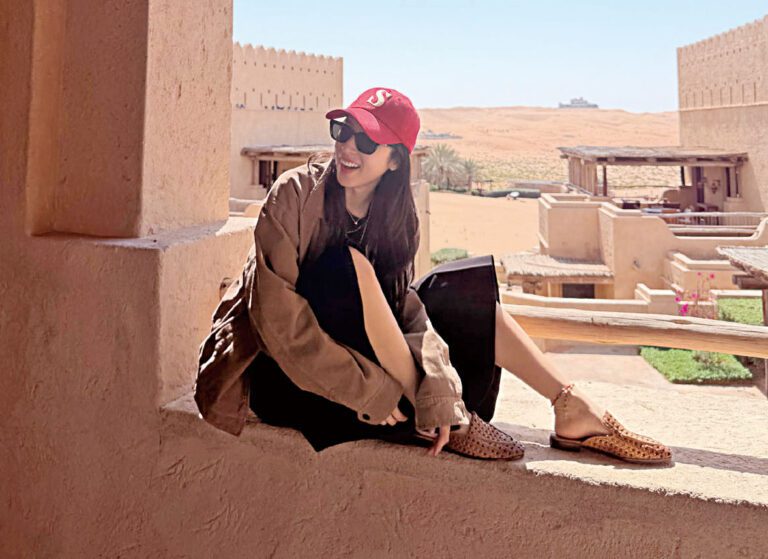 ■周雨彤開心遊中東。網上圖片 .c2/.c3