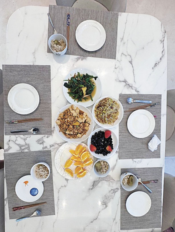 吳辰君曬出餐點,表示目前杜拜的水、電、食物都正常。網上圖片