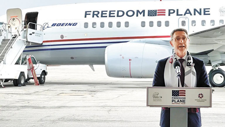 「自由號」專機2日降落在密蘇里州堪薩斯城後，美國國家一戰博物館和紀念館館長兼首席執行官馬修·內勒向媒體發表講話。美聯社