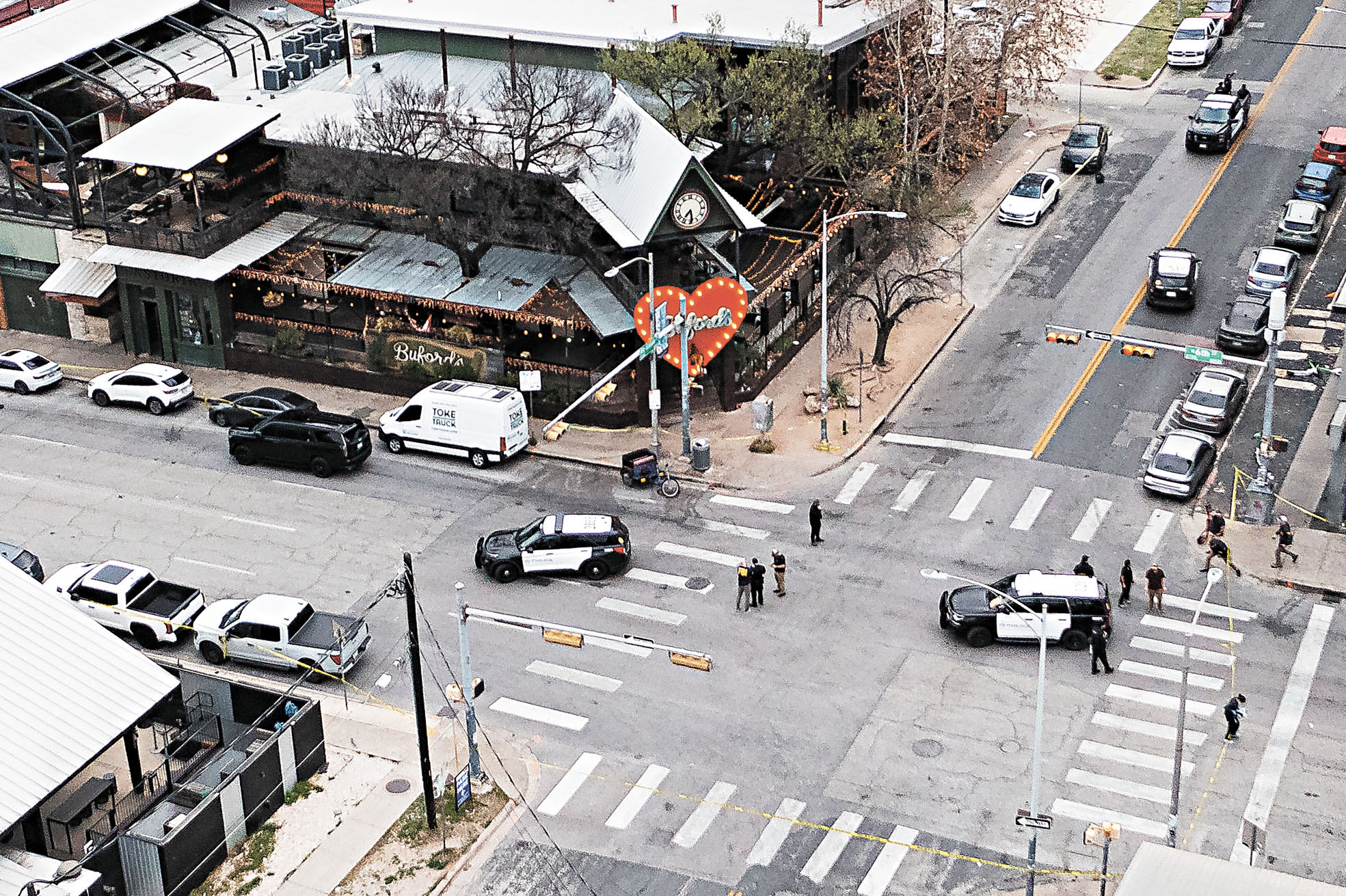 奧斯汀警方在佈福德餐廳槍擊案現場展開調查。美聯社