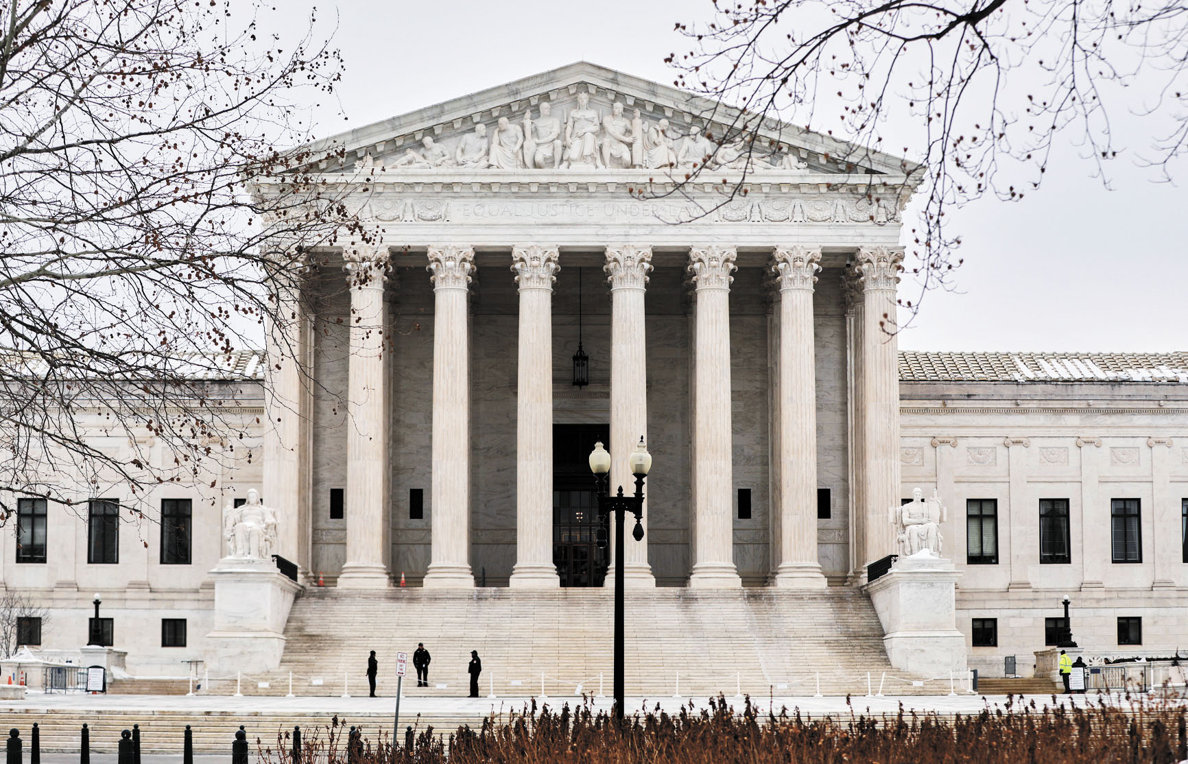 最高法院暫緩加州禁令，准許學校向家長披露子女跨性別身份。美聯社