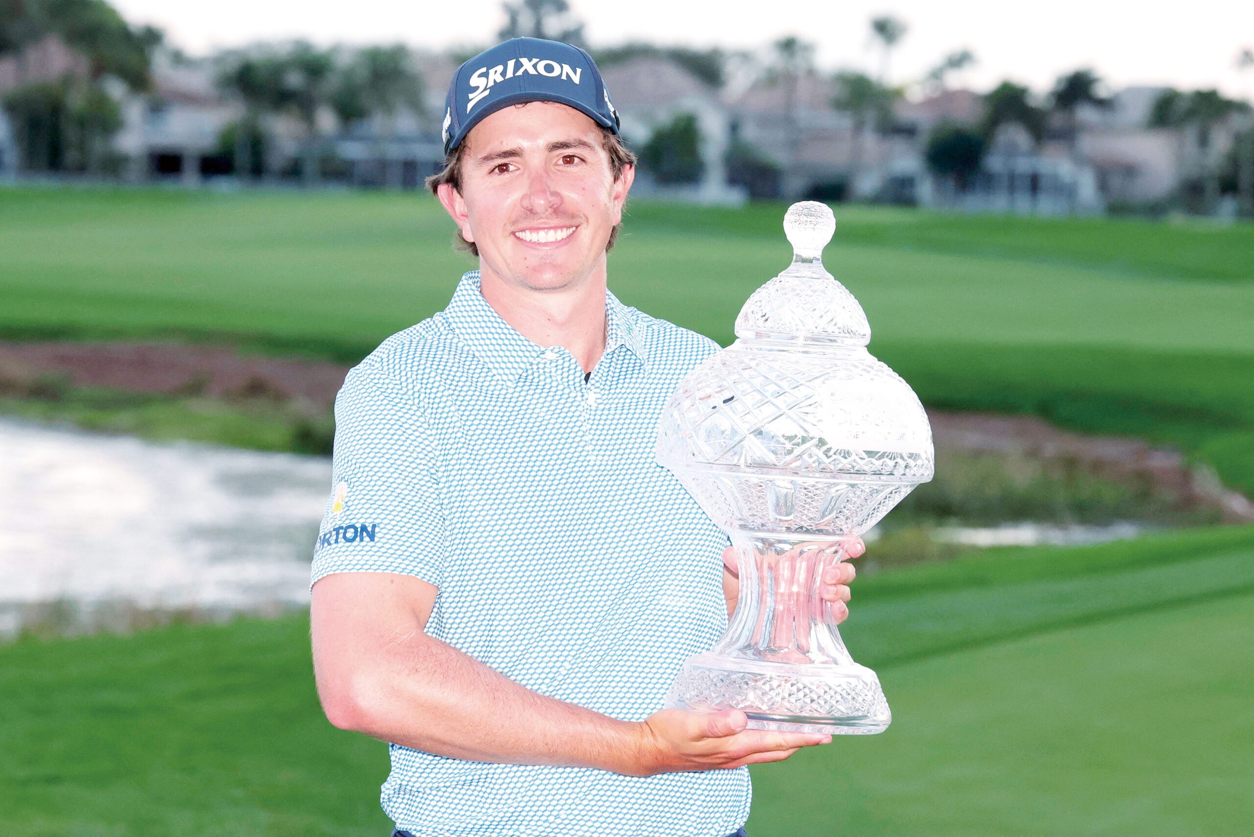 埃查瓦里亞笑捧獎盃。路透社