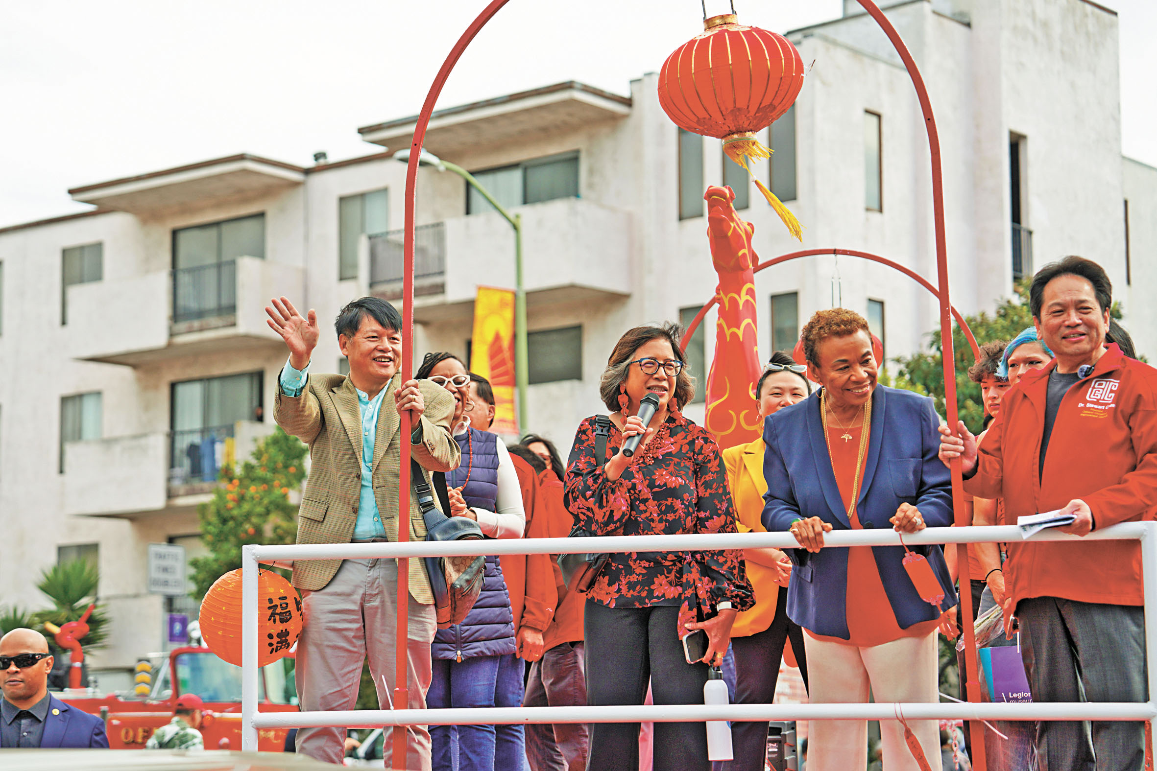 冬奧金牌得主劉美賢父親劉俊（前左一）參與屋崙華埠新春巡遊。主辦方提供