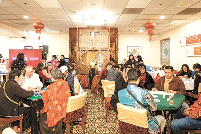 親友們齊聚一堂，共同圍桌打麻將，品嚐叉燒與點心。梁晉銘提供