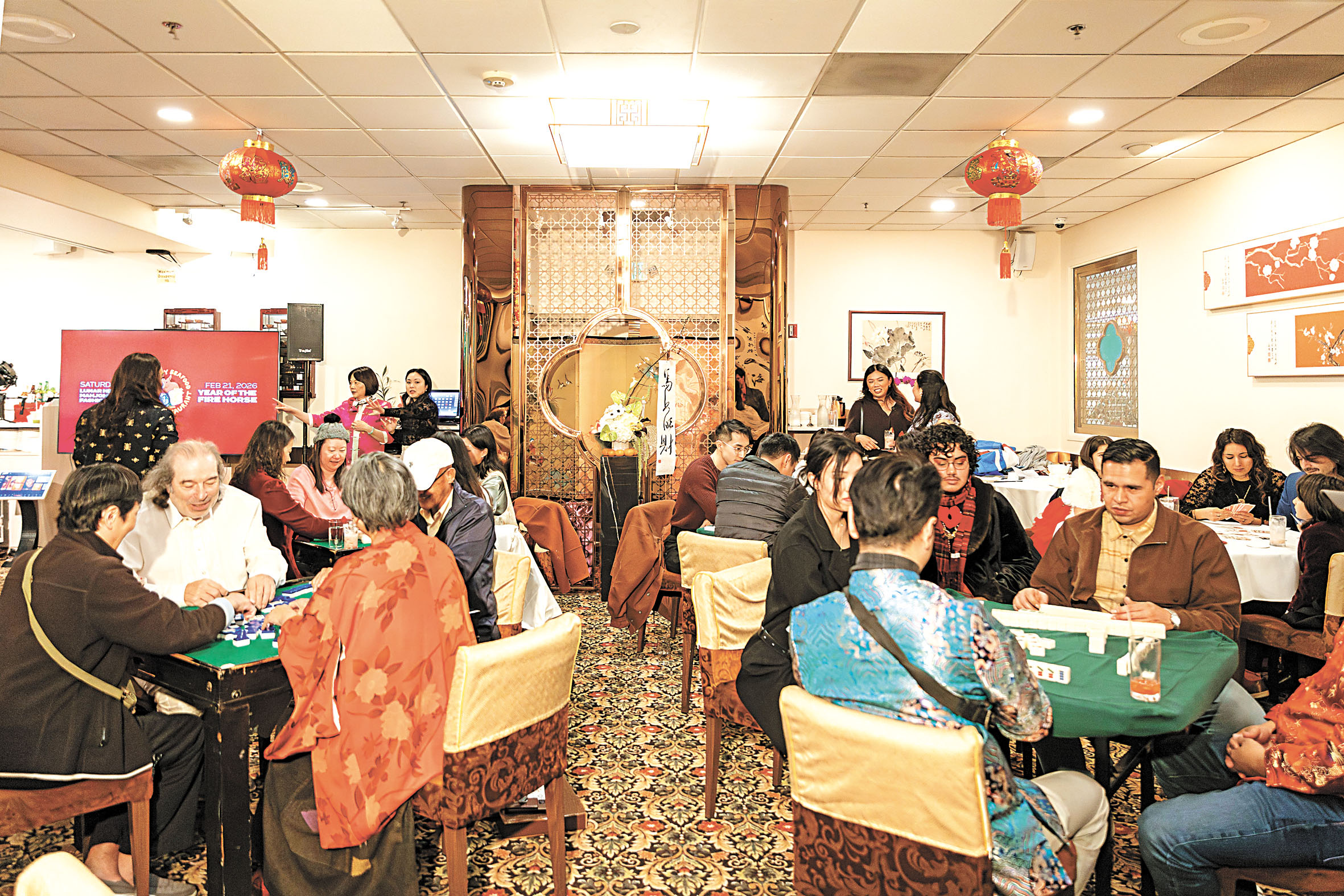 親友們齊聚一堂,共同圍桌打麻將,品嚐叉燒與點心。梁晉銘提供