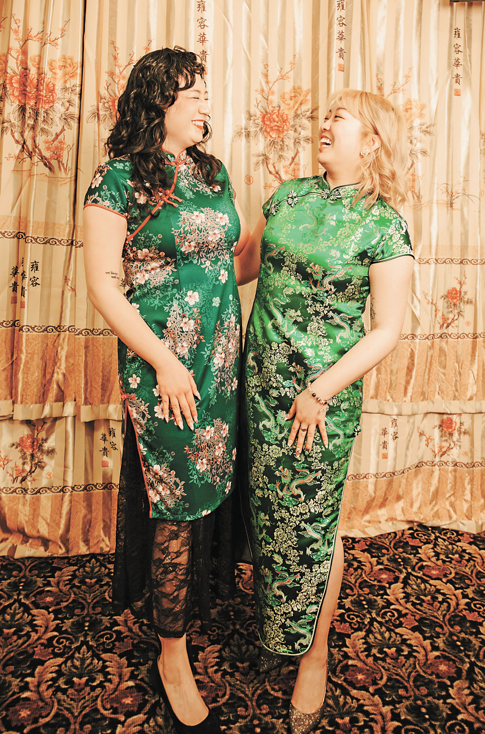 身穿旗袍走秀。梁晉銘提供