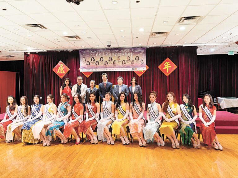 中華總商會代表與全美華埠小姐競選14位入圍佳麗合影。記者蘇婕雅攝