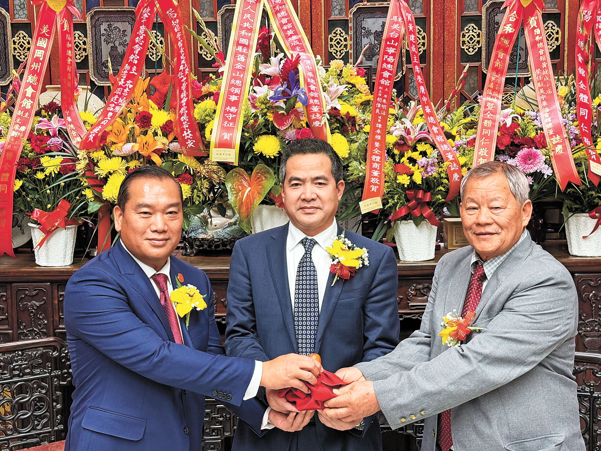 楊守征代總領事(中)監交,新總董黃建成(左)與卸任總董朱明沾。記者陳程威攝