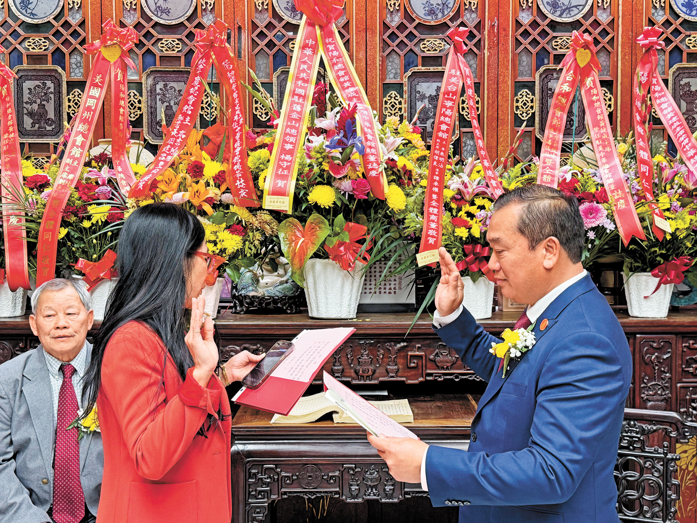 三藩市高等法院法官唐加玲(左)為新總董黃建成監誓。記者陳程威攝