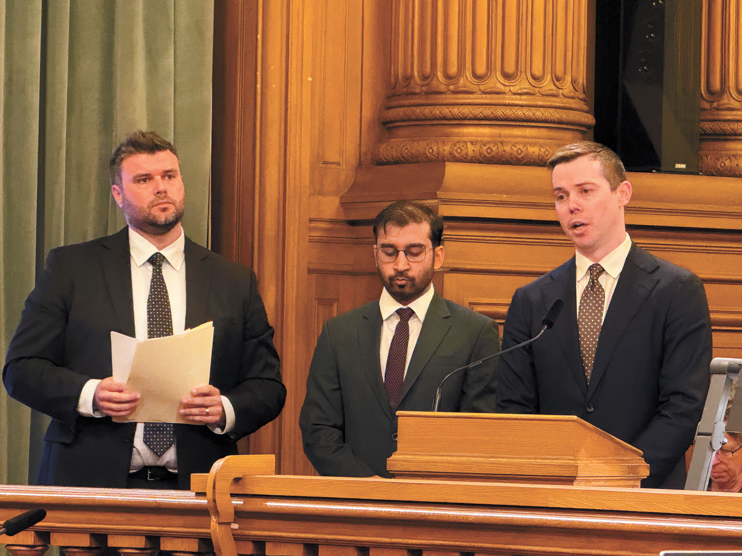 Waymo公司代表包括（右起）公共政策負責人麥基（Michael Magee）、駕駛行為產品總監賈明及事故響應項目經理庫柏（Sam Cooper）接受市參事質詢。記者陳程威攝