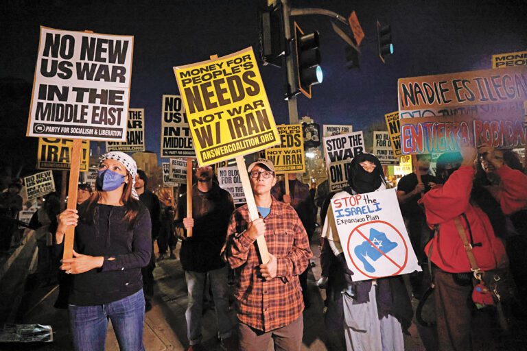 伊朗戰事引發廣泛迴響，洛杉磯民眾2日晚集會反對戰爭。美聯社