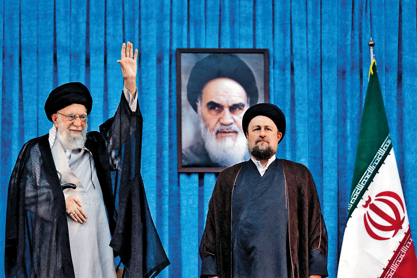 霍梅尼的孫子哈桑（右）站在哈梅內伊身旁。資料照片