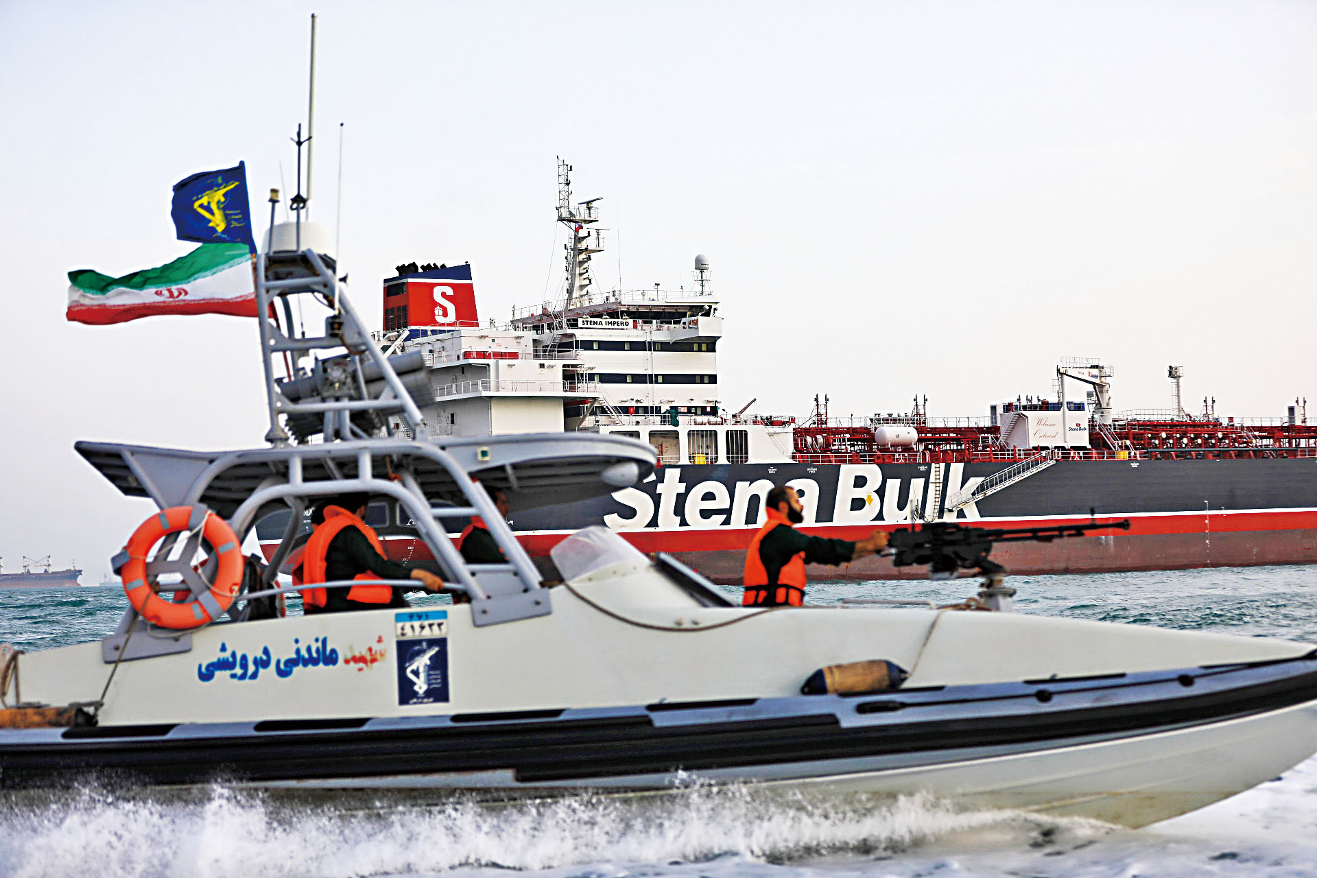 霍爾木茲海峽承擔著全球20%的石油運輸量。圖為伊朗伊斯蘭革命衛隊的船隻在經過海峽的油輪周圍巡邏。資料圖片