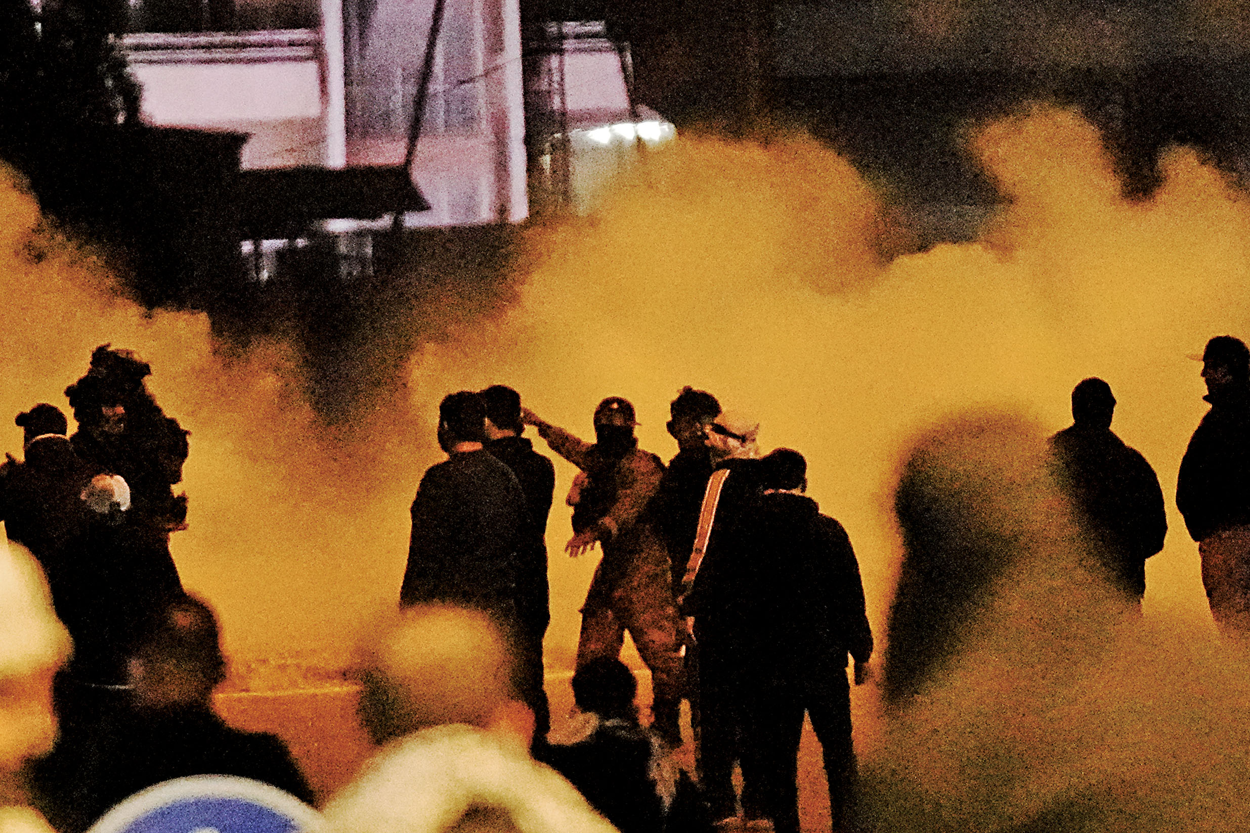 伊拉克安全部隊在通往美國大使館所在區的一座橋上發射催淚瓦斯，驅散抗議者。美聯社