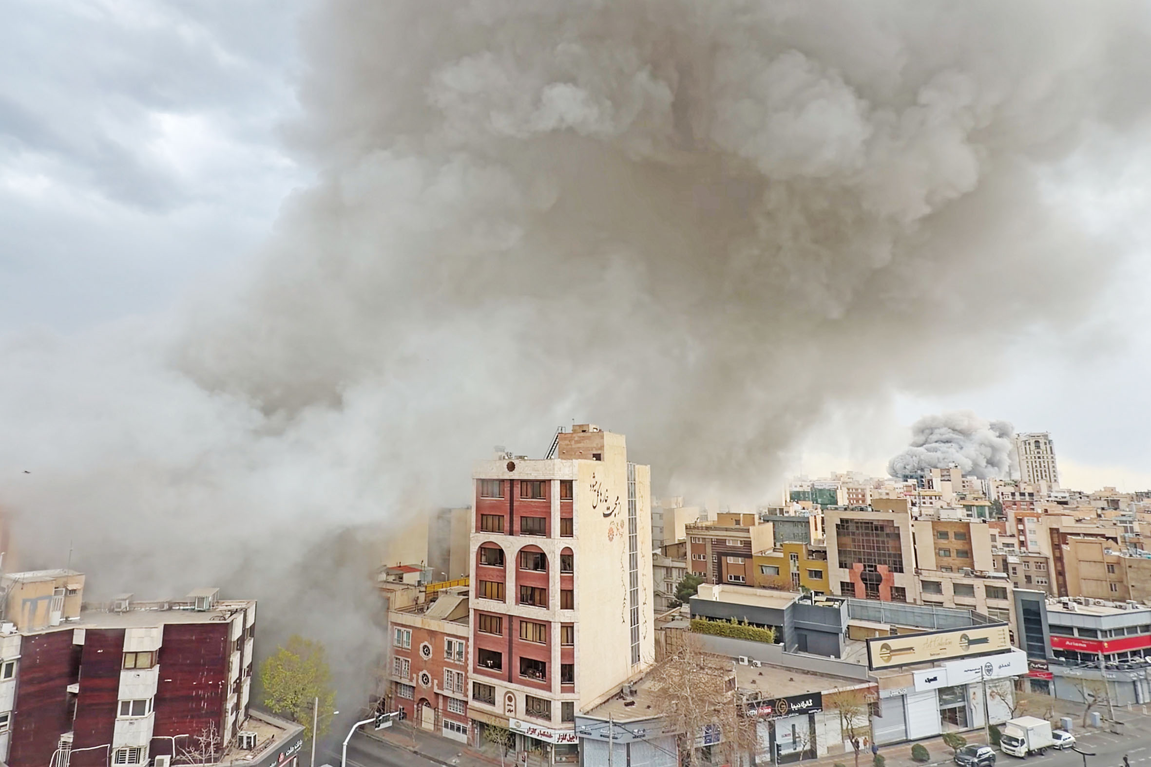 以色列和美國對德黑蘭發動空襲後,爆炸產生的濃煙升騰。路透社