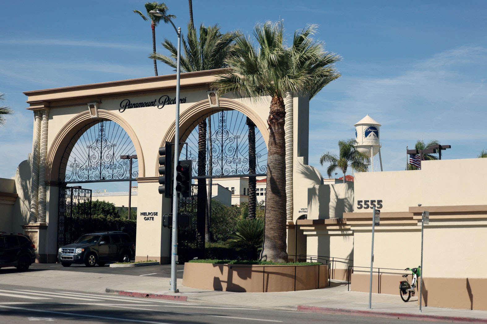 派拉蒙天空舞與華納兄弟探索合併後，將把旗下的流媒體服務整合為單一平台。圖為派拉蒙影業製片廠正門。資料圖片