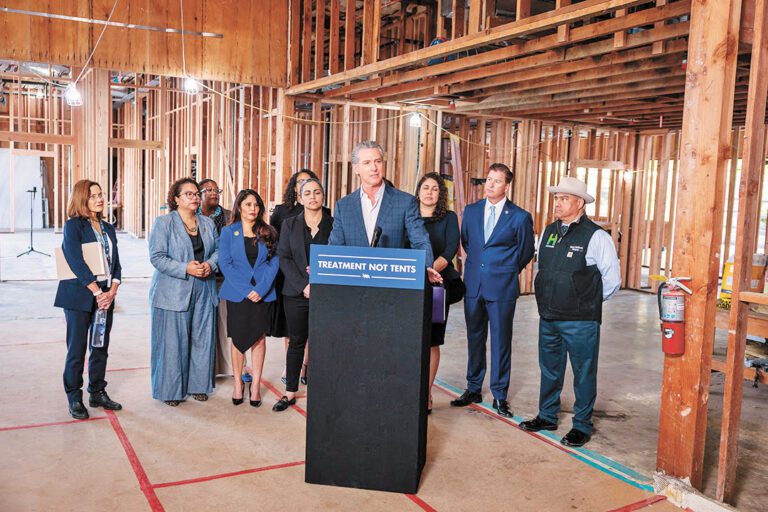 州長紐森呼籲各縣積極實施「照護法庭」計劃，協助無家可歸的精神病患無家者早日得到治療和住房。州長辦公室