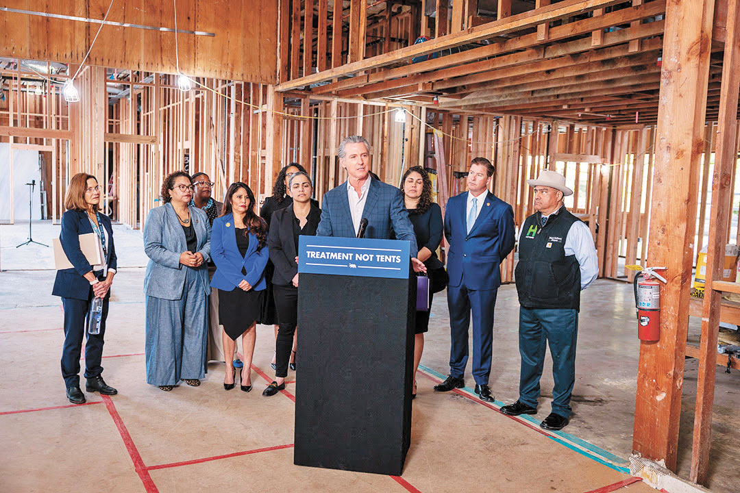 州長紐森呼籲各縣積極實施「照護法庭」計劃，協助無家可歸的精神病患無家者早日得到治療和住房。州長辦公室