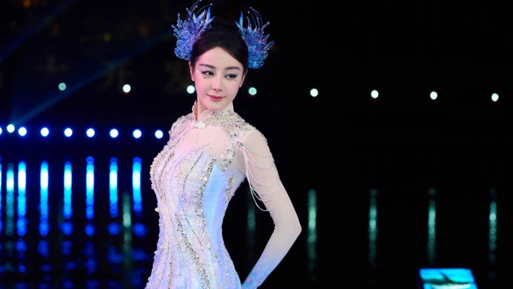 中東局勢影響航班 迪麗熱巴杜拜轉機滯留