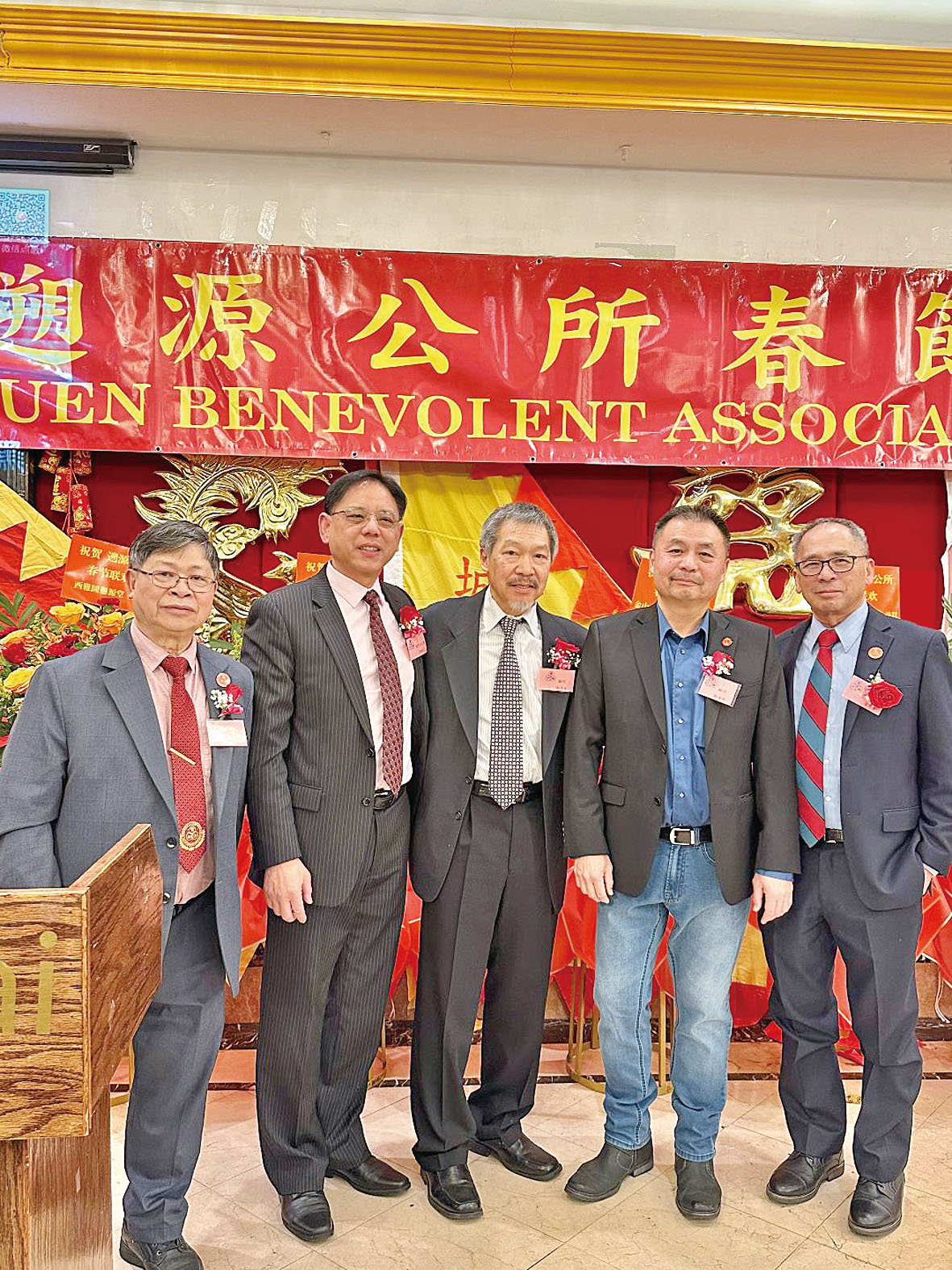 溯源公所總堂方國宗主席(左2)頒發顧問襟章予鄺偉明新顧問(右2)。 梁敏育攝