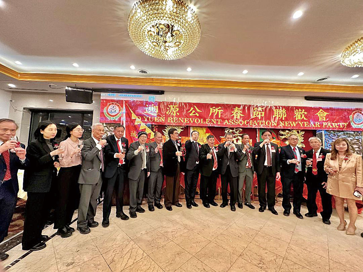 溯源公所同仁與嘉賓向宗親與友好們敬酒。 梁敏育攝