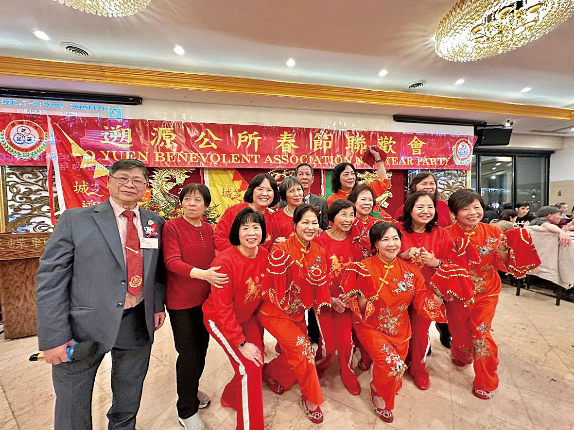 元老方燕輝(左)和文娛演出的168 健身隊成員合影。 梁敏育攝