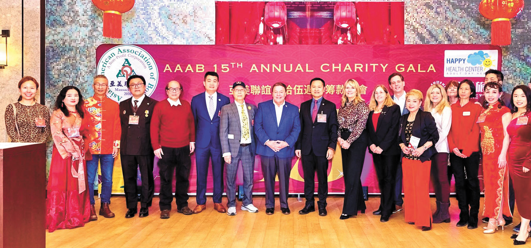 （左五起）谷繼成、宋思亮、甄雲龍、柯奇市長、潘飛以及嘉賓和亞美會董事合影。 主辦方提供