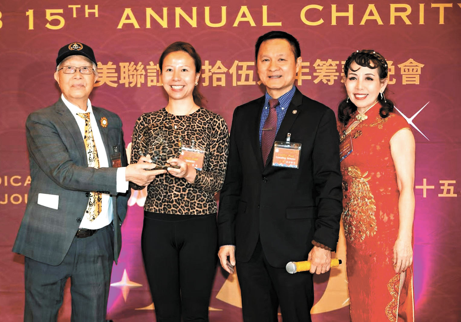 （左起）甄雲龍給曹悅吉頒獎。