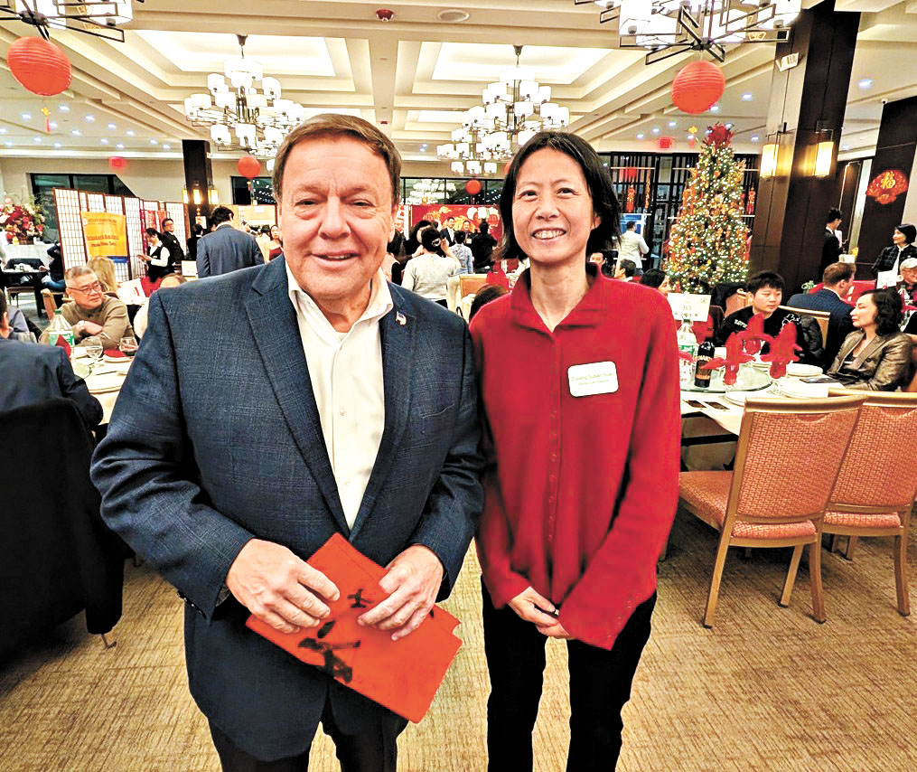 （左起）柯奇市長同新當選的昆西市議員袁自強合影。