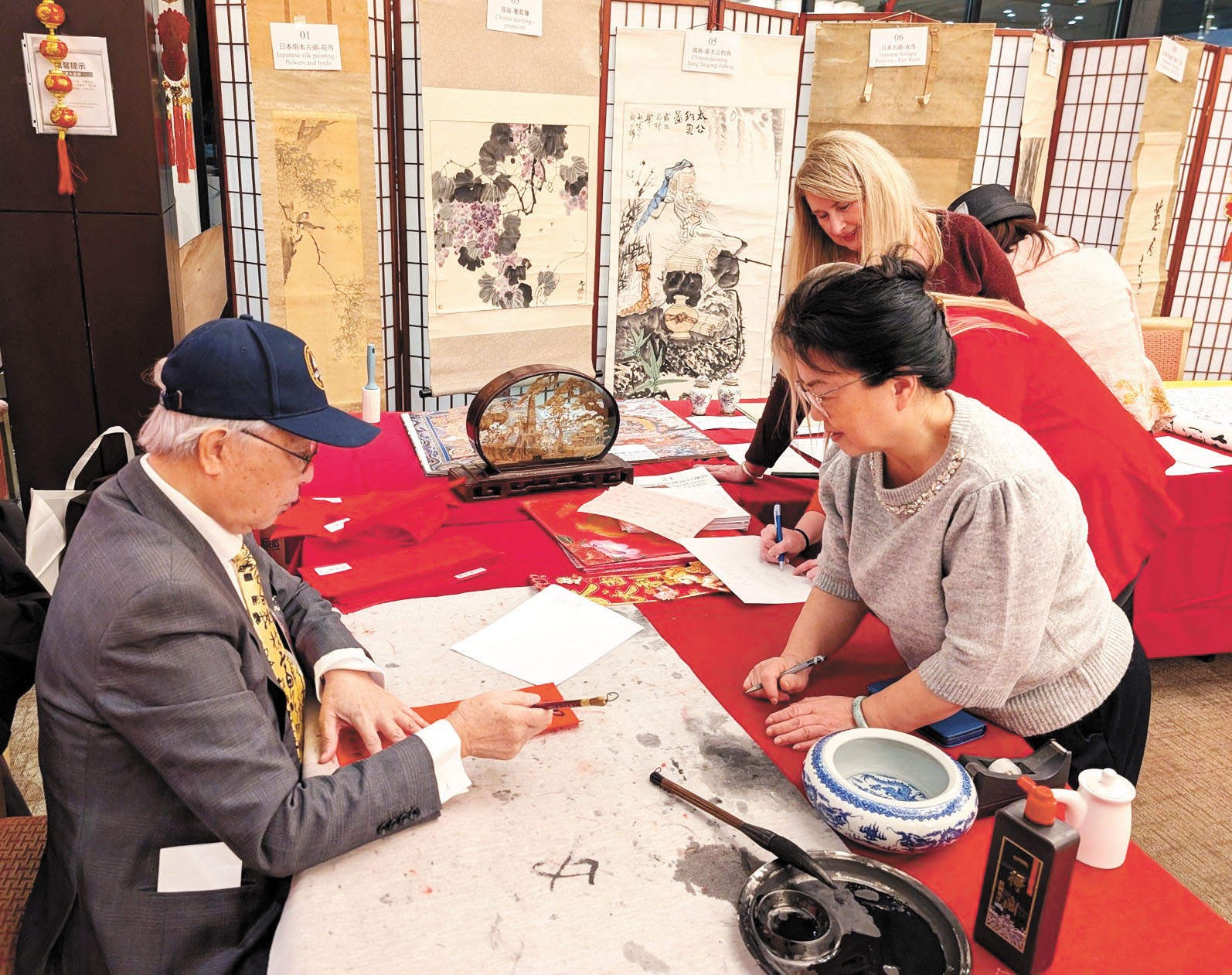 甄雲龍董事長為來賓現場揮毫寫春聯。 李強攝