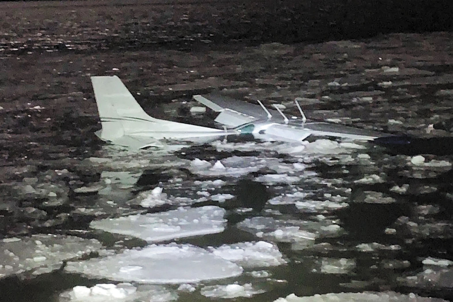 飛行教練在引擎故障下,迫降於哈德遜河冰面。 Middle Hope消防局圖片