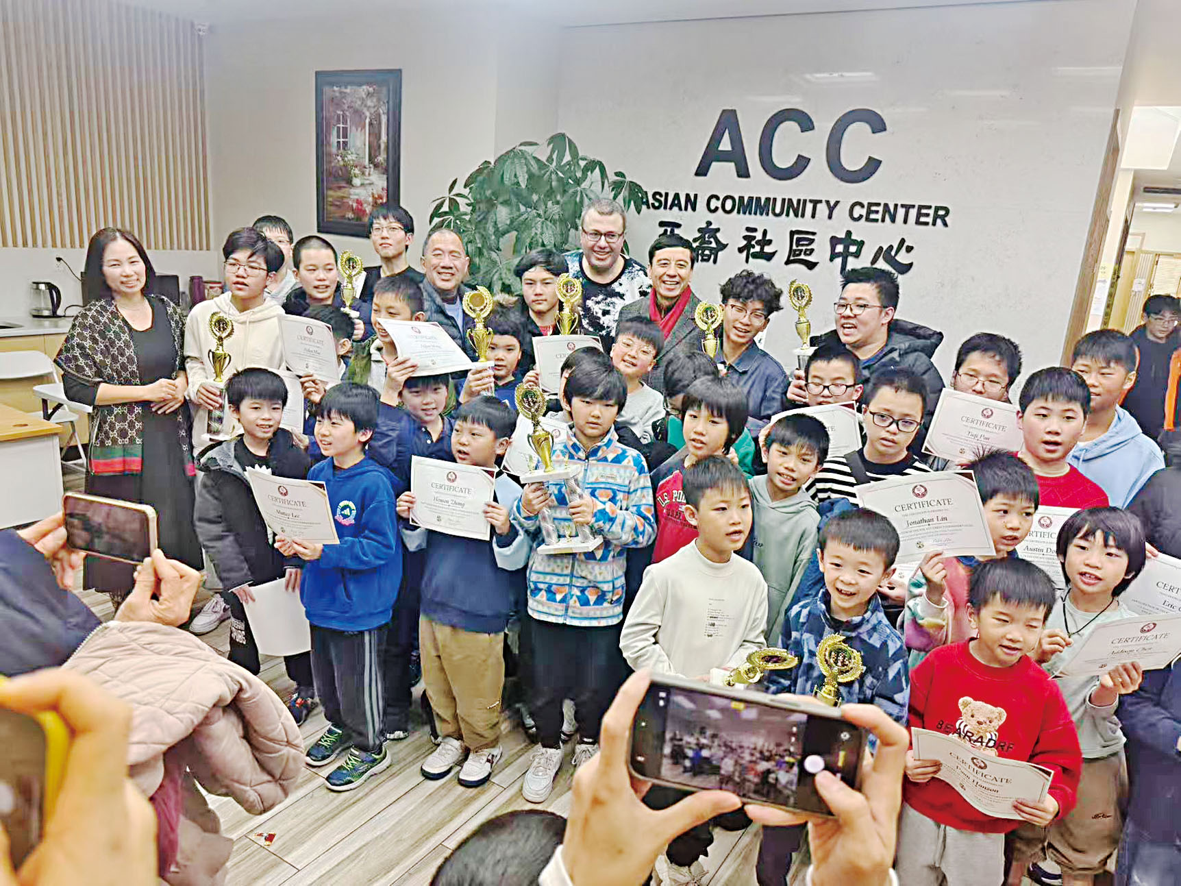 部分出席1日活動嘉賓合影。 亞裔社區中心提供