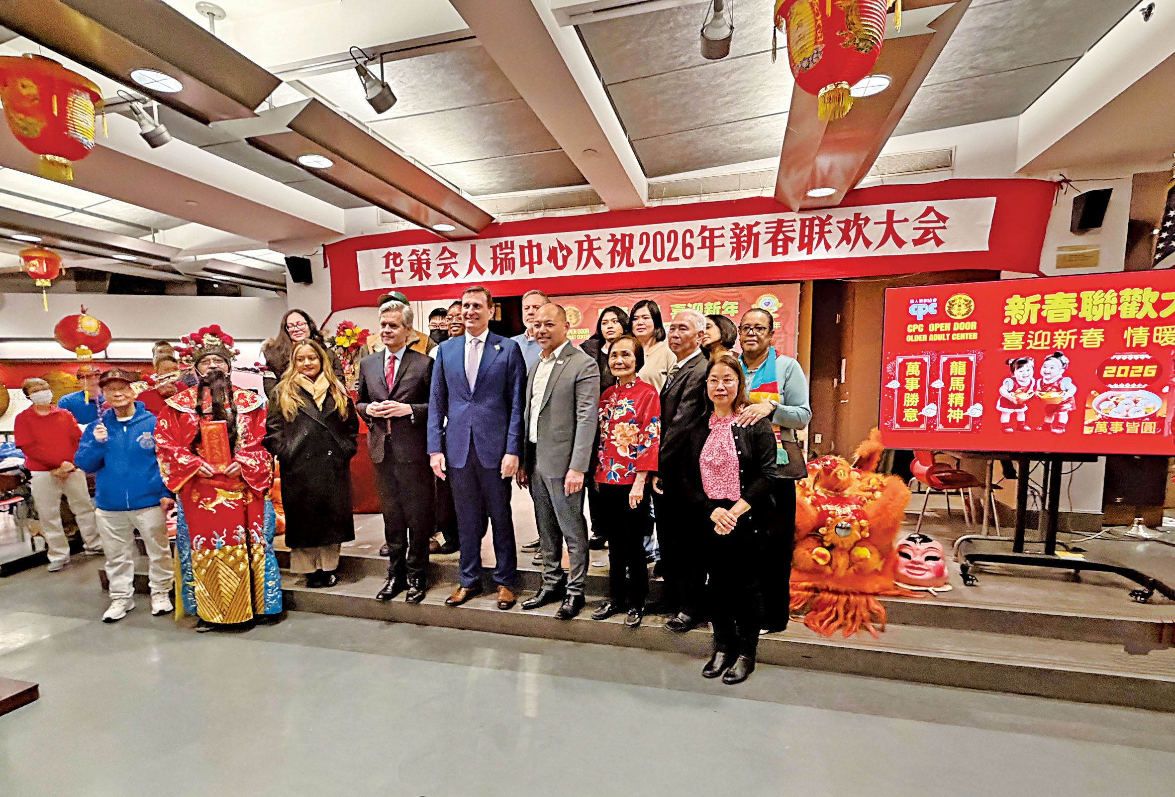 國會議員高德曼和曼哈頓區長何曼訪人瑞中心與數百長者共渡元宵。